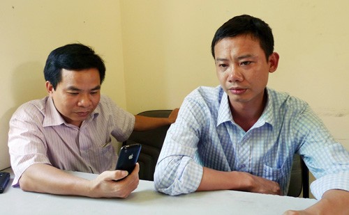 Nhà báo Nguyễn Ngọc Năm (bên trái) và nhà báo Hán Phi Long (bên phải) đã bị những người mặc sắc phục công an hành hung ở Văn Giang - Hưng Yên khi đang tác nghiệp ngày 24/4/2012. (Ảnh: Người lao động)